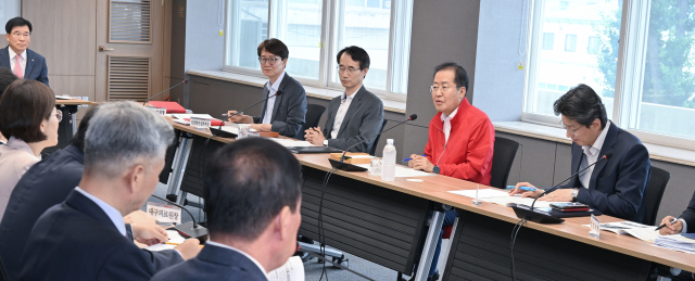 홍준표 대구시장은 13일 시청 산격청사에서 6월 산하기관장 회의를 열고 열린 시정을 통한 폐쇄성 극복을 강조했다. 대구시 제공.