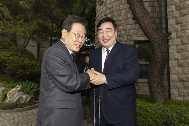 더불어민주당 이재명 대표가 8일 저녁 성북구 중국대사관저에서 싱하이밍 주한 중국대사를 만나고 있다. 연합뉴스