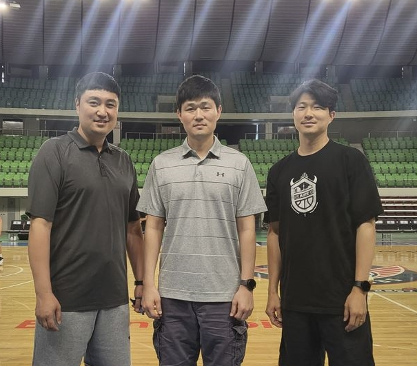 대구 한국가스공사의 새 코칭스태프. 강혁 감독대행(가운데)과 김상영 코치(왼쪽), 이찬영 전력분석. 한국가스공사 제공