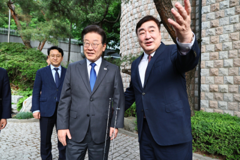 중국의 갈라치기 외교…‘한국에는 채찍, 일본에는 당근’ 