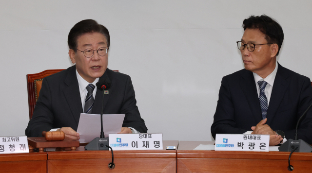 이재명 더불어민주당 대표가 12일 국회 당 사무실에서 열린 최고위에서 발언하고 있다. 오른쪽은 박광온 원내대표. 연합뉴스