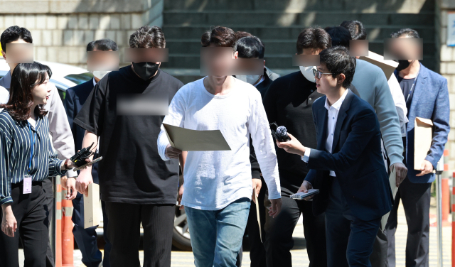 2년 전 그랜드하얏트서울 호텔에서 난동을 부린 폭력조직 수노아파에서 활동한 조직원들이 폭력행위 등 처벌에 관한 법률 위반(단체 등의 구성활동) 혐의로 13일 서울 서초구 서울중앙지방법원에서 열린 구속 전 피의자 심문(영장심사)에 출석하고 있다. 연합뉴스