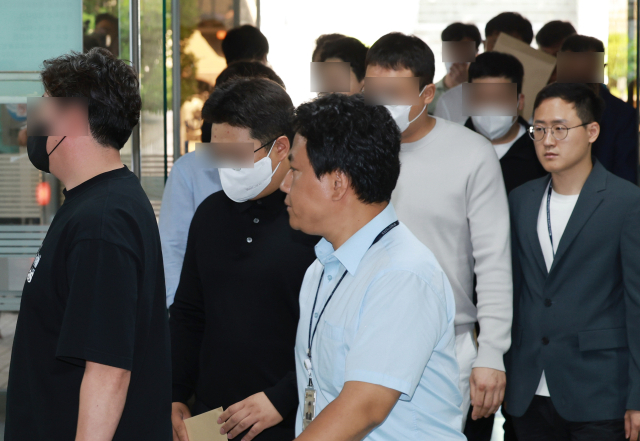 2년 전 그랜드하얏트서울 호텔에서 난동을 부린 폭력조직 수노아파에서 활동한 조직원들이 폭력행위 등 처벌에 관한 법률 위반(단체 등의 구성활동) 혐의로 13일 서울 서초구 서울중앙지방법원에서 열린 구속 전 피의자 심문(영장심사)에 출석하고 있다. 연합뉴스