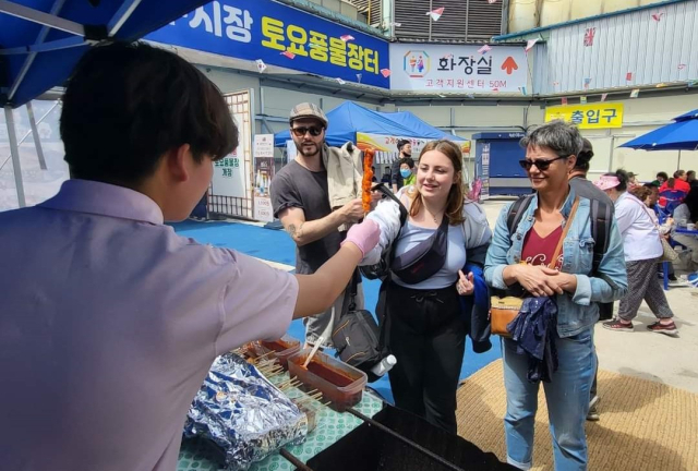 안동시는 토요풍물시장 테마형 안동 구시장 포차 운영자를 모집한다. 안동시 제공