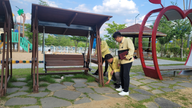 경북도교육청 특별점검반이 풍천풍서초등학교를 방문해 어린이 놀이시설의 고정과 연결 상태에 대한 긴급 점검을 시행하고 있다. 경북교육청 제공
