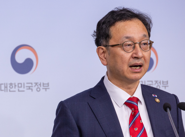 중앙선거관리위원회 등 선거관리위원회 채용 비리 실태조사단장인 정승윤 국민권익위 부위원장이 14일 오후 서울 종로구 정부청사별관에서 열린 선관위 채용 비리 실태 조사 협조 촉구 브리핑을 하고 있다.