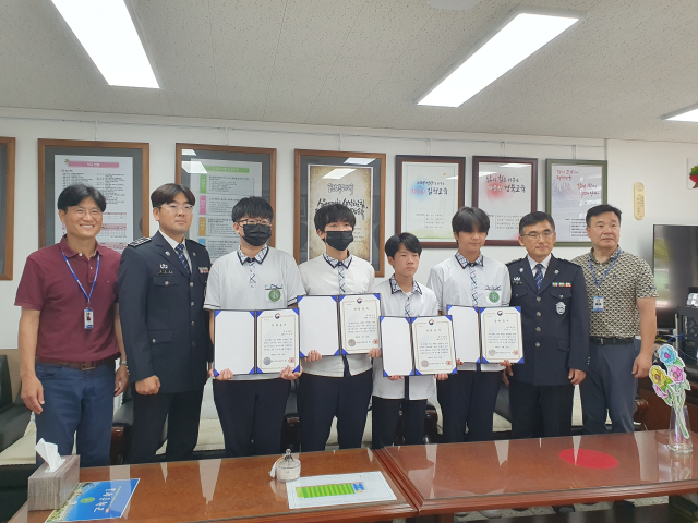 김천소년교도소는 14일 문성중학교 재학생 4명에게 사랑의 장학금을 전달했다고 밝혔다. 문성중학교 제공