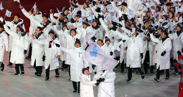 2018년 2월 9일 개최된 평창 동계올림픽 개막식에서 남북 단일팀이 한반도기를 앞세우고 동시 입장하는 모습. 연합뉴스