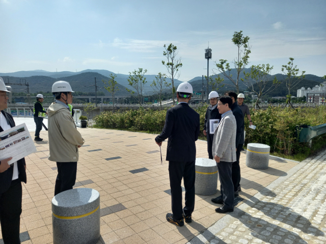 부산도시공사는 지난 8일 공사 김용학 사장이 직접 오시리아관광단지 내 보행육교 건설 현장을 방문해 특별 지도 점검을 실시했다. 제공 부산도시공사