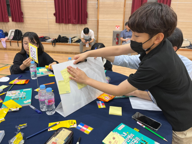 지난달 31일 대구 달서구에 있는 월성초등학교에서 열린 토론 캠프에 참여한 지역 초등학생들이