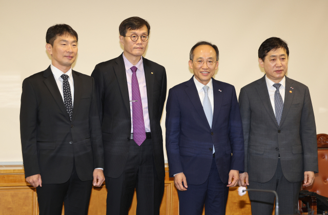 15일 오전 서울 중구 은행회관에서 열린 비상거시경제금융 회의에 앞서 참석자들이 기념 촬영을 하고 있다. 사진 왼쪽부터 이복현 금융감독원장, 이창용 한국은행 총재, 추경호 경제부총리 겸 기획재정부 장관, 김주현 금융위원장. 연합뉴스