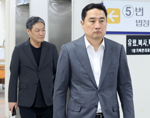 지난 총선에서 옥외대담을 진행한 혐의로 기소된 강용석 변호사와 김용호 전 스포츠월드 기자가 지난 5월31일 오후 서울 서초구 서울중앙지법에서 열린 1심 선고 공판에 출석하고 있다. 연합뉴스