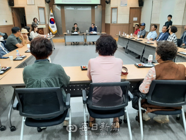 폐기물 불법 매립으로 무산된 경산시 청소년수련관과 육아종합지원센터 건립 예정지 인근 동부동 주민들이 15일 경산시청 별관회의실에서 조현일 경산시장과 박순득 경산시의회의장과 대화를 하고 있다. 김진만 기자