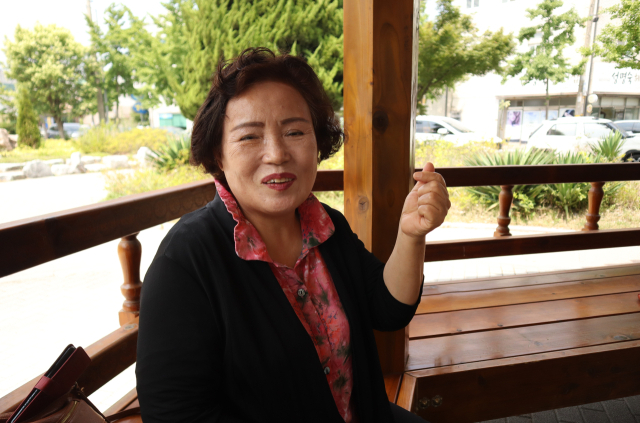 2023년 제1회 고등학교 검정고시 경북 최고령 합격자 김춘희(76) 씨가 도전하는 사람들을 위해 작은 손 하트를 보냈다. 이화섭 기자.