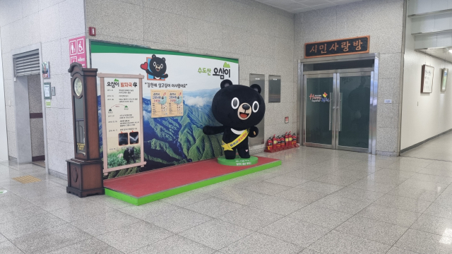 김천시청 입구에 설치된 오삼이 캐릭터, 신현일 기자
