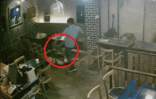 술자리에서 동석한 여성을 폭행하는 피고인. 연합뉴스