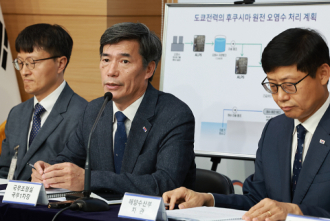 박구연 국무조정실 국무1차장(가운데)이 15일 정부서울청사 별관에서 후쿠시마 원전 오염수 방류 관련 브리핑 뒤 취재진의 질문에 답하고 있다. 왼쪽부터 범정부 TF 기술검토위원장인 경희대 원자력공학과 허균영 교수, 박 차장, 송상근 해양수산부 차관. 연합뉴스