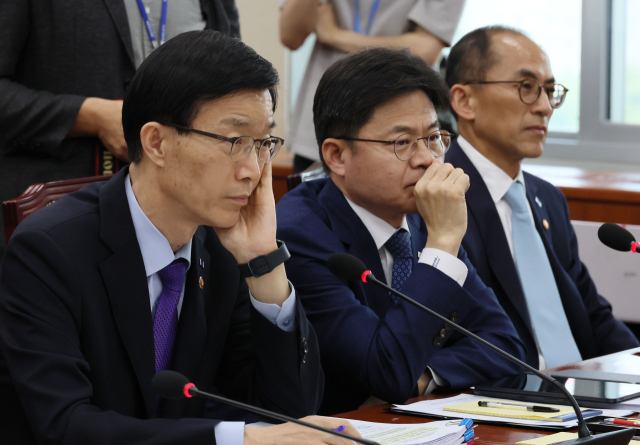 방문규 국무조정실장과 유국희 원자력안전위원장이 15일 열린 국회 정무위원회 전체회의에 출석해 있다. 왼쪽부터 방문규 국무조정실장, 유국희 원자력안전위원장, 고학수 개인정보보호위원장. 연합뉴스