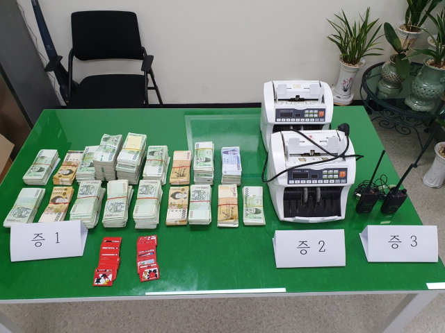 성주경찰서는 15일 성주군 성주읍 한 부동산 사무실에서 도박을 한 40명을 긴급체포하고 현장에서 도박자금 9천200여만원을 압수했다. 성주경찰서 제공