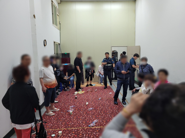 성주경찰서는 15일 성주군 성주읍 한 부동산 사무실에서 도박을 한 40명을 긴급체포하고 현장에서 도박자금 9천200여만원을 압수했다. 성주경찰서 제공