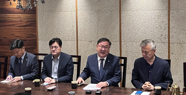 중국을 방문한 더불어민주당 홍기원(왼쪽부터), 홍익표, 김태년, 홍성국 의원이 15일 베이징의 한 식당에서 특파원들과 간담회를 하고 있다. 연합뉴스