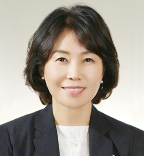 더불어민주당은 15일 쇄신 작업을 이끌 혁신기구 수장에 외부 인사인 김은경 한국외대 법학전문대학원 교수를 임명했다. 지난 5일 혁신위원장으로 임명된 이래경 다른백년 명예이사장이 과거 