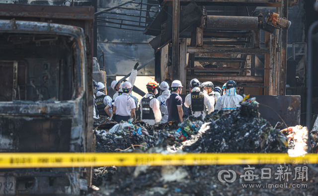 서대구산업단지 공장 화재가 9시간 만인 16일 오전 진화된 가운데 경찰과 소방당국이 화재 현장에 대한 합동 현장 감식을 진행하고 있다. 안성완 기자 asw0727@imaeil.com