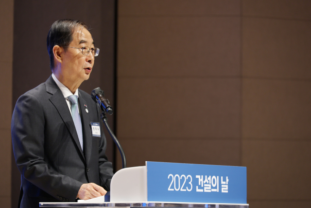 한덕수 국무총리가 15일 오후 서울 강남구 건설회관에서 열린 건설의 날 기념식에 참석해 축사하고 있다. 연합뉴스