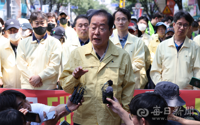 홍준표 대구시장이 17일 오전 대구 중구 대중교통전용지구에서 열린 