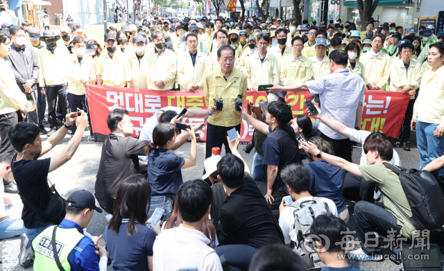 홍준표 대구시장이 17일 오전 대구 중구 대중교통전용지구에서 열린