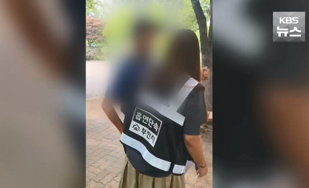 지난 15일 경기도 부천 중동의 한 공원에서 흡연 단속 중인 보건소 여성 직원을 폭행하는 50대 남성. KBS