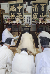 안동시 서후면 학봉 김성일 종가에서는 17일 학봉 기일을 맞아 전국에서 후손들이 참석한 가운데 불천위 제사를 봉행했다. 학봉 불천위 제사는 몇해전 부터 초저녁에 모신다. 엄재진 기자