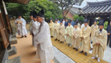 안동시 서후면 학봉 김성일 종가에서는 17일 학봉 기일을 맞아 전국에서 후손들이 참석한 가운데 불천위 제사를 봉행했다. 학봉 불천위 제사는 몇해전 부터 초저녁에 모신다. 사진은 제사에 앞서 사당에 광문회 고유제가 열렸다. 엄재진 기자