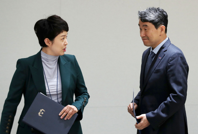 이주호 사회부총리 겸 교육부 장관이 15일 오후 서울 용산 대통령실 청사에서 교육 개혁 추진 방안 관련 브리핑을 위해 입장하며 김은혜 홍보수석과 대화하고 있다. 연합뉴스