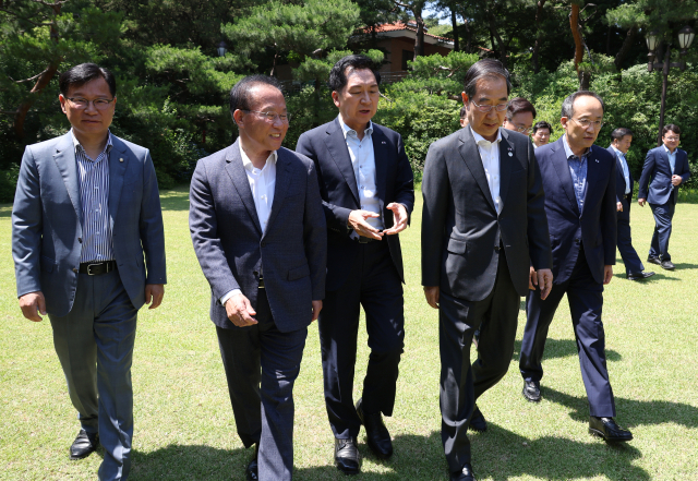 한덕수 국무총리가 18일 오후 서울 종로구 총리 서울공관에서 열린 고위당정협의에 참석하기 위해 이동하고 있다. 이날 고위당정협의에서는 후쿠시마 원전 오염수 관련 대응 상황을 점검하고 중대 범죄자 신상 공개 확대 방안 등을 논의한다. 연합뉴스