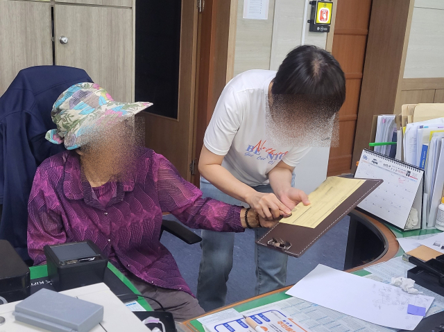 80평생 무호적자로 살아오신 안동시 서후면 강순례(가명) 할머니가 지난 8일 생애 첫 주민등록증 발급 신청을 하고 있다. 안동시 제공