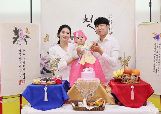 장형욱(38·오른쪽)·신정민(32) 부부가 딸 동화 양의 돌상을 칠곡군 아이누리장난감도서관으로부터 대여해 사진을 촬영하고 있다. 칠곡군 제공