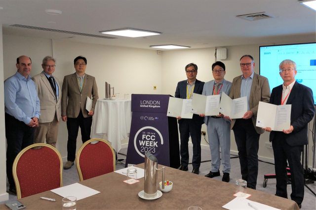 사진 왼쪽부터 엠마누엘 세스멜리스(CERN), 프랭크 지머만(CERN), 유휘동 교수(연세대), 이세욱 교수(경북대), 김민석 교수(강릉원주대), 마이클 베네딕트(CERN), 강흥식 소장(포항가속기연구소). 경북대 제공
