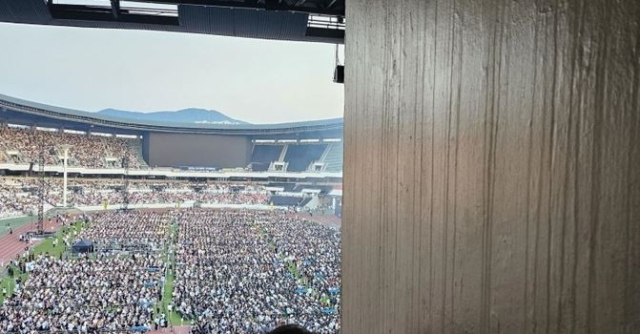 작성자 A씨가 올린 브루노 마스 콘서트 객석 사진. 벽에 가려 무대와 전광판이 모두 보이지 않는다. 온라인 커뮤니티 갈무리