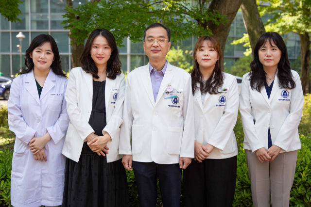 왼쪽부터 안지은 전공의, 정윤영 교수, 최윤석 교수, 이은지 전임의, 유정민 교수. 대구가톨릭대병원 제공