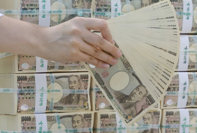 서울 중구 을지로 하나은행 본점 위변조대응센터에서 직원이 엔화를 정리하고 있다. 연합뉴스