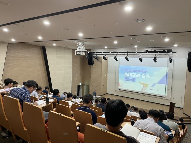 부산항만공사(BPA)는 19일 오후 부산항 신항 복지플러스센터 2층 안전교육장에서 신항 항만배후단지 입주업체들을 대상으로 2분기 안전협의회를 열었다.