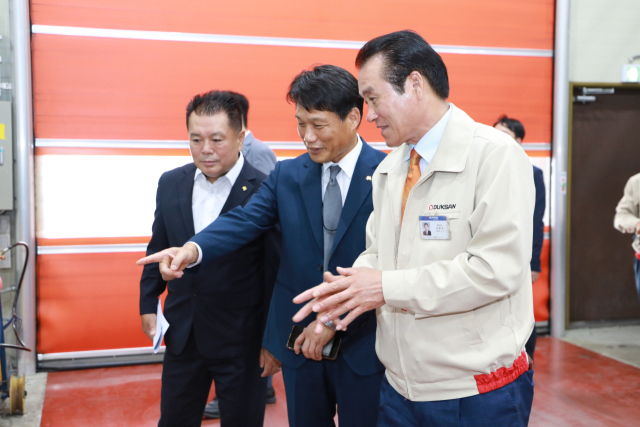 이상훈(가운데) 신임 한국산업단지공단 이사장이 지난 6월 대구 성서산단 입주업체 덕산코트랜을 찾았다. 산단공 대구본부 제공