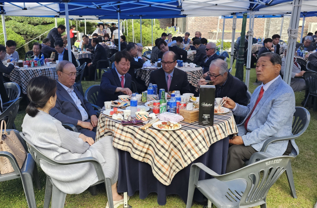 권영진 전 대구시장의 안동행이 잦다. 19일 안동을 찾아 지인들과 점심을 함께했으며, 지난 15일에는 권정달 전 국회의원 미수연(사진)에도 참석했다. 엄재진 기자