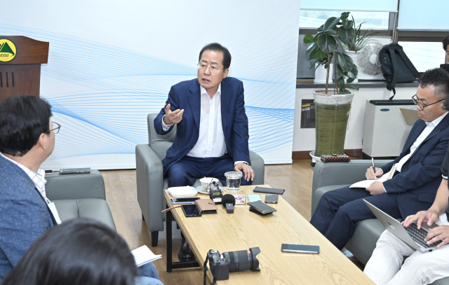 홍준표 대구시장은 19일 시청 동인청사에서 기자 간담회를 열고 