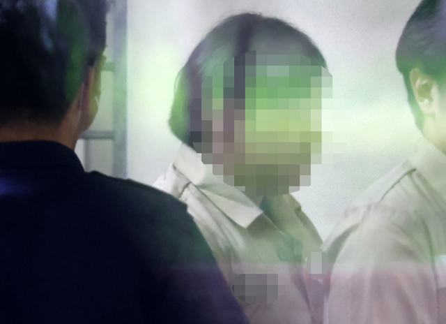 12일 오후 부산 연제구 부산 법원종합청사에서 돌려차기 사건 피고인 A씨가 항소심 선고 공판에서 징역 20년을 선고 받은 뒤 호송차에 오르고 있다. 부산고법 형사 2-1부(최환 부장판사)는 A씨에게 징역 20년을 선고하고, 10년간 정보통신망에 신상 공개, 10년간 아동 관련 기관 취업 제한, 20년간 위치추적 전자장치 부착을 명령했다. 신상공개 명령이 최종 확정되면 온라인을 통해 A씨의 얼굴과 신상 등이 일반에 공개된다. 연합뉴스