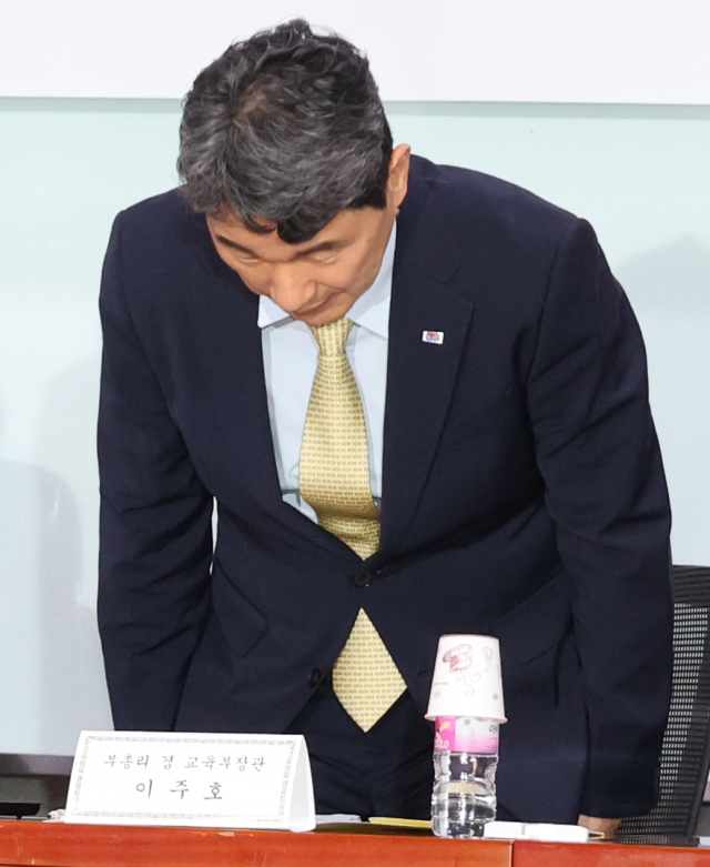 이주호 사회부총리가 19일 국회에서 열린 학교교육 관련 당정협의회에서 인사하고 있다. 연합뉴스