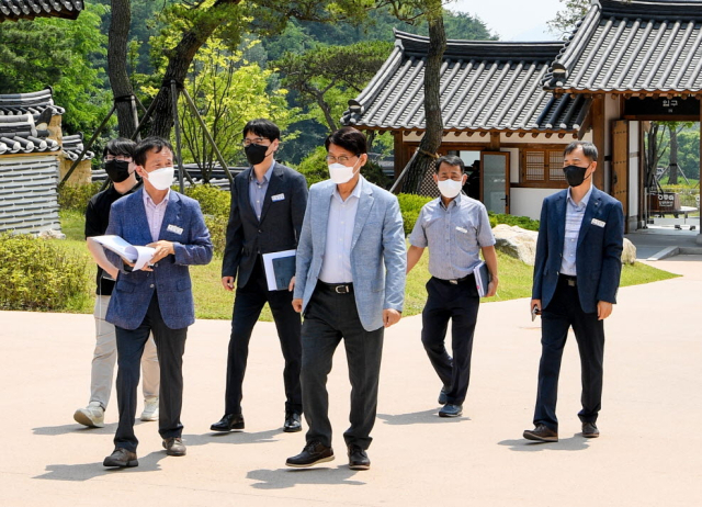 박남서 영주시장이 직원들과 선비세상 운영실태를 점검하고 있다. 영주시 제공