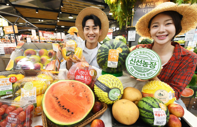 홈플러스는 올 회계연도(23/24) 기준 신선농장을 1천여 개로 확대, 취급 품목 역시 배, 멜론, 토마토를 추가해 10개 품목으로 확대 운영한다고 20일 밝혔다. 오는 22일부터 행사카드 구매 시 신선농장 브랜드 일부 과일 특가 기획전도 펼친다. 지난 1월부터 5월까지 홈플러스의 신선식품 매출은 전년 동기 대비 두 자릿수로 크게 신장했다. 축산 카테고리 상품의 경우 약 20%, 과일은 약 15% 신장했다. 홈플러스 제공