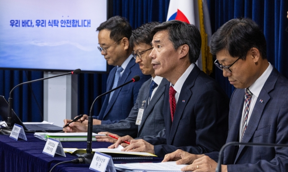 박구연 국무조정실 국무 1차장이 16일 정부서울청사에서 열린 후쿠시마 원전 오염수 방류 관련 일일 브리핑에서 원전 오염수와 관련해 고위당정협의된 사항에 대해 설명하고 있다.연합뉴스